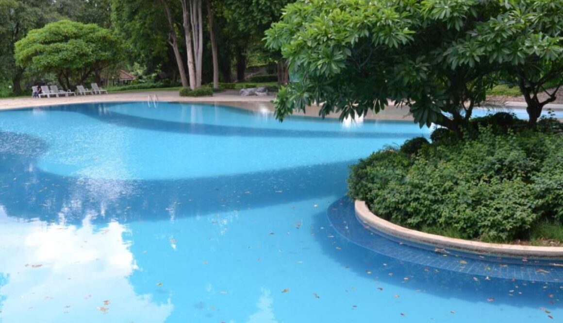 part-swimming-pool-with-blue-water_0x800