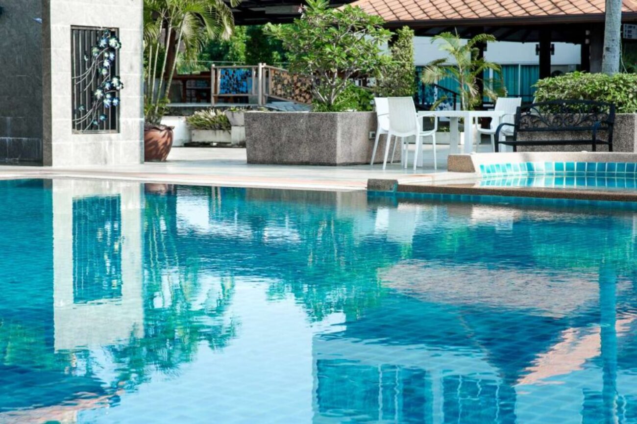 reflection-trees-swimming-pool_0x800