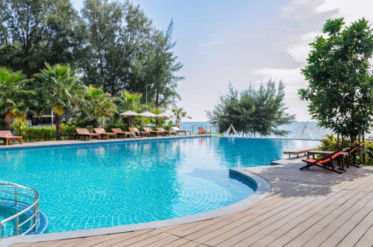 sea-view-swimming-pool-with-sunbed(1)_0x800