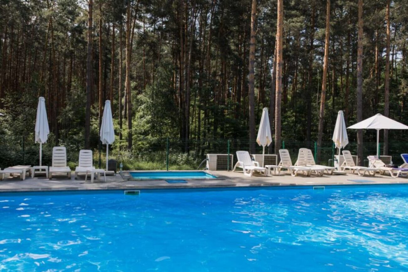 swimming-pool-forest-with-umbrellas-summer_0x800