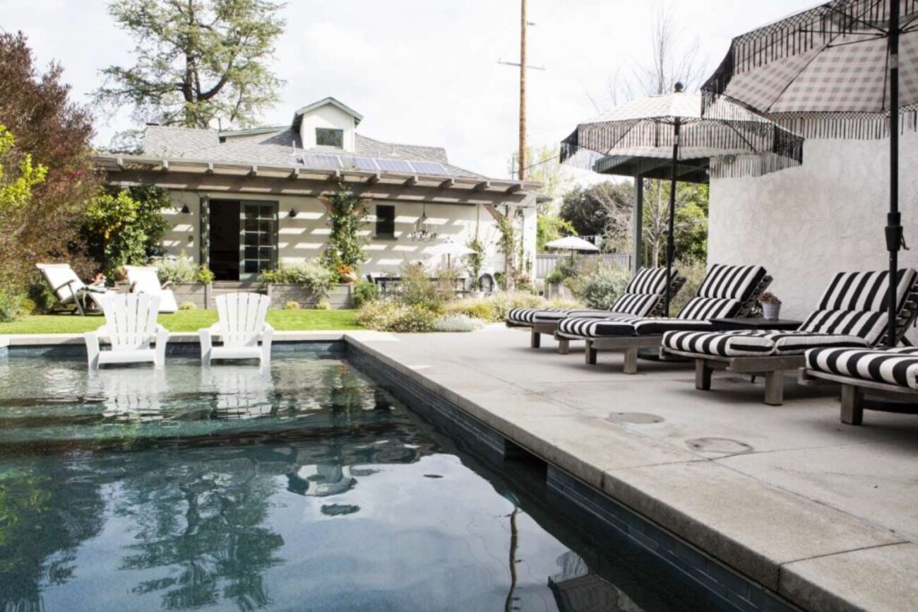 wooden-seats-by-pool-with-parasols(1)_0x800